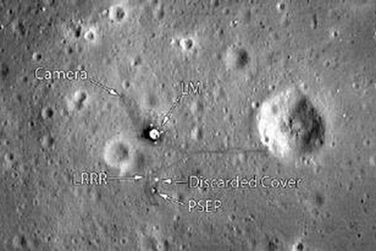 Citra pendaratan misi Apollo yang diambil wahana Lunar Reconaissance Orbiter. 