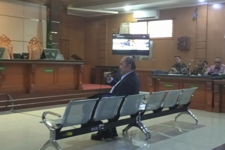 Ahli pidana, Prof Suhandi Cahaya saat menjadi saksi ahli yang dihadirkan oleh tim kuasa hukum Pegi Setiawan dalam sidang gugatan praperadilan di Pengadilan Negeri Bandung Kelas IA, Rabu (3/7/2024).
