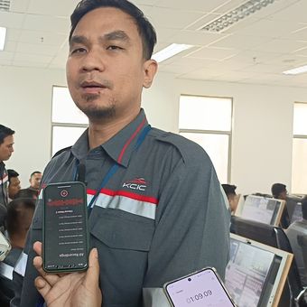 Manager Corporate Communication Kereta Cepat Indonesia China (KCIC) Emir Monti saat menjelaskan soal pelatihan mengemudikan kereta cepat yang diikuti oleh 72 oramg masinis di Stasiun Tegalluar, Kabupaten Bandung, Jawa Barat pada Rabu (17/3/2024)
