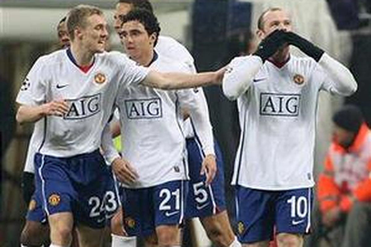 Penyerang Manchester United, Wayne Rooney (kanan), merayakan golnya ke gawang AC Milan, di leg pertama 16 besar Liga Champions, Selasa (16/2/2010).