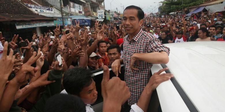 Capres nomor urut 2, Joko Widodo disambut ribuan warga di Pasar Induk Kajen, Pekalongan, Jawa Tengah, Kamis (19/6/2014). Dalam orasinya Jokowi mengatakan kegembiraannya karena disambut ribuan warga di lokasi itu.