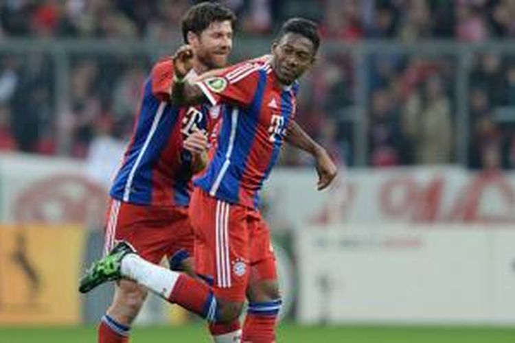 David Alaba merayakan gol pada laga DFB Pokal bersama Xabi Alonso. 