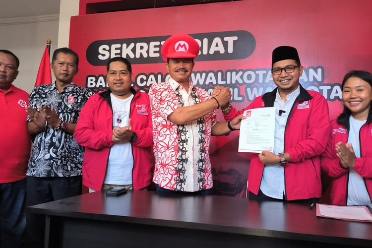 Bakal calon wali kota Madiun, Maidi menyerahkan formulir pendaftaran kepada Ketua DPD PSI Kota Madiun, F Bagus Panuntun untuk diusung dalam pilkada Kota Madiun 2024, Senin (6/5/2024).