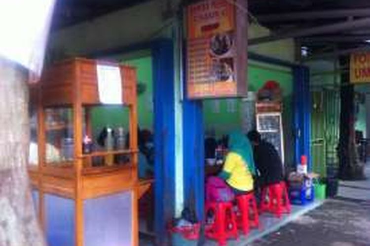 Kedai Bakso Rudal Stasiun UI yang terletak di Gang Sawo, Kelurahan Beji Timur, Kecamatan Beji, Kota Depok, Jawa Barat. 