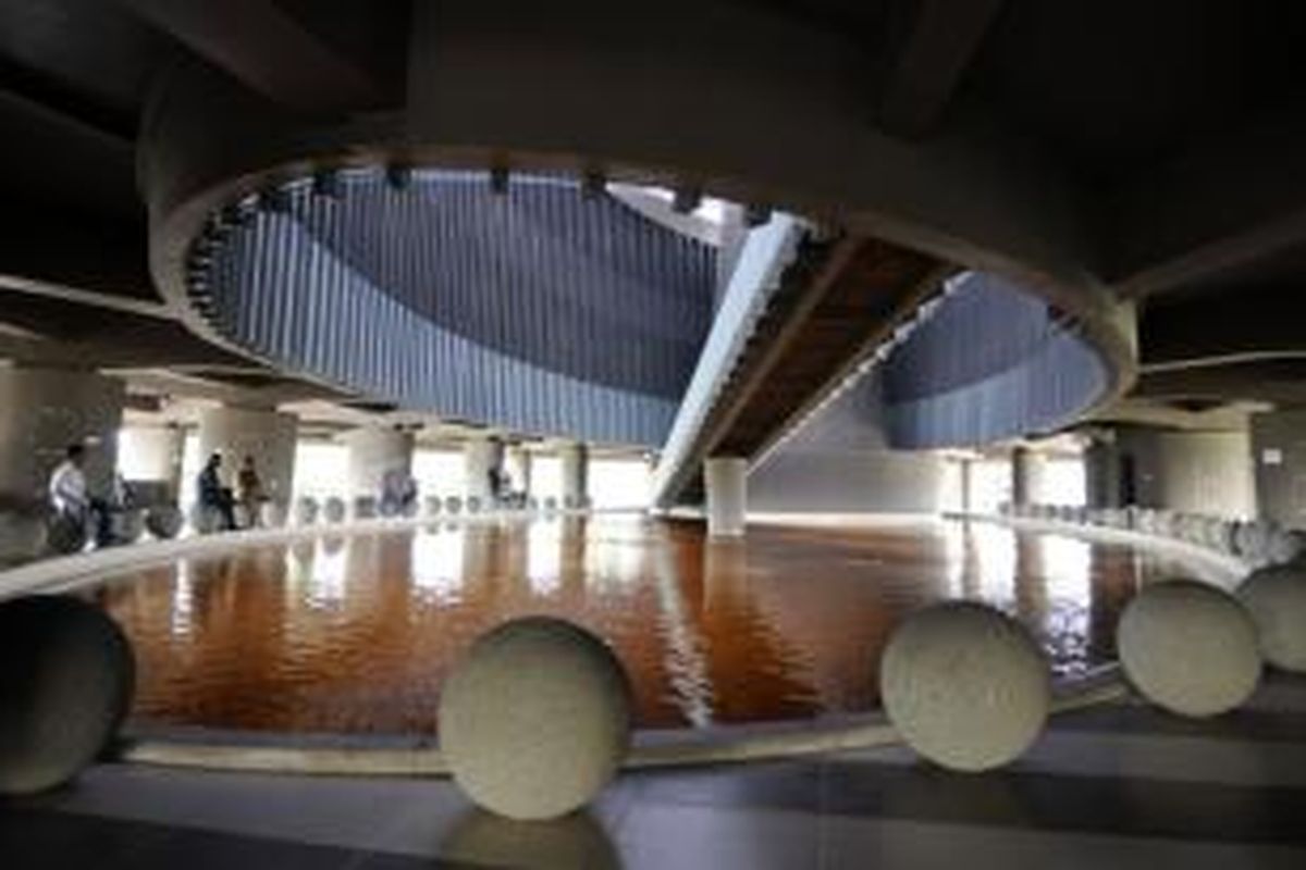 Pengunjung menikmati suasana di Gedung Museum Tsunami Aceh, Banda Aceh, Rabu (20/2/2013). Selain berisi informasi tentang gempa dan tsunami, museum berlantai empat dengan arsitektur modern  yang dibangun tahun 2007 tersebut juga diperuntukkan sebagai tempat  evakuasi bencana alam. SERAMBI/M ANSHAR