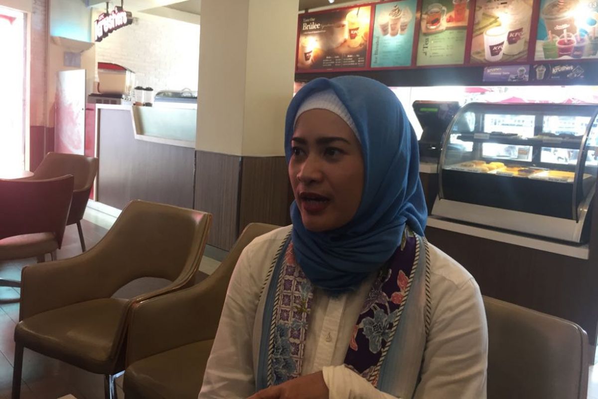 Ikke Nurjanah menghadiri acara pra-peluncuran album kompilasi berjudul Tantowi Yahya Best of the Best di Jalan Kemang Raya, Jakarta Selatan, Minggu (18/2/2018).