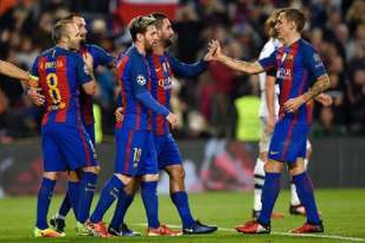 Para pemain Barcelona merayakan gol Arda Turan ke gawang Borussia Moenchengladbach pada pertandingan Liga Champions di Camp Nou, Selasa (6/12/2016). 