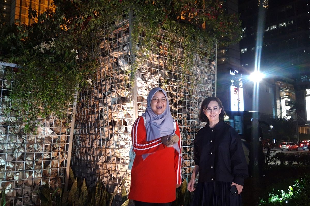 Dosen Geologi FMIPA UI Asri Oktavioni (berkerudung) dan Kepala Dinas Kehutanan DKI Jakarta Suzi Marsitawati di depan instalasi gabion di Bundaran HI, Jakarta Pusat, Minggu (25/8/2019)
