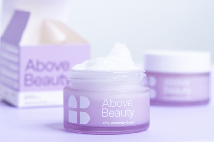 Above Beauty Ultra Dew Barrier Cream, moisturizer yang dapat membantu melembapkan, memperkuat barrier kulit, dan mempertahankan elastisitas kulit.