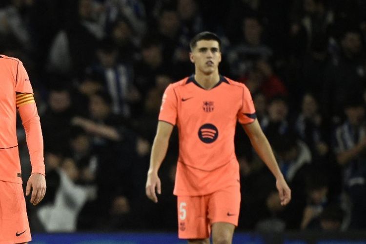 Reaksi Frenkie de Jong saat Barcelona menghadapi Real Sociedad. Bertandang ke markas Real Sociedad, pasukan Hansi Flick takluk 1-2 pada laga pekan ke-20 Liga Spanyol Real Sociedad vs Barcelona, Senin (19/12/2026) dini hari WIB.