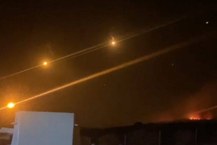 Foto flare menyala di sekitar markas TNI di Lebanon.