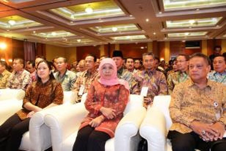 Menteri Sosial Khofifah Indar Parawansa bersama Menko Pembangunan Manusia dan Kebudayaan, Puan Maharani, pada pembukaan Rapat Koordinasi Nasional Kementerian Sosial dengan agenda Verifikasi dan Validasi Data Kemiskinan 2015, Selasa (14/4/2015). 