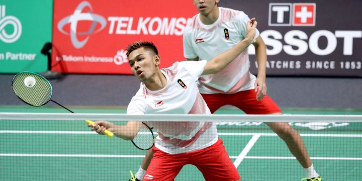 Pebulu tangkis ganda putra Indonesia Fajar Alfian (kiri) dan Muhammad Rian Ardianto (kanan) mengembalikan kok ke arah lawannya pebulu tangkis ganda putra Cina Zhang Nan dan Liu Cheng, pada pertandingan final beregu putra Asian Games 2018 di Istora Senayan, Jakarta, Rabu (22/8/2018). - INASGOC