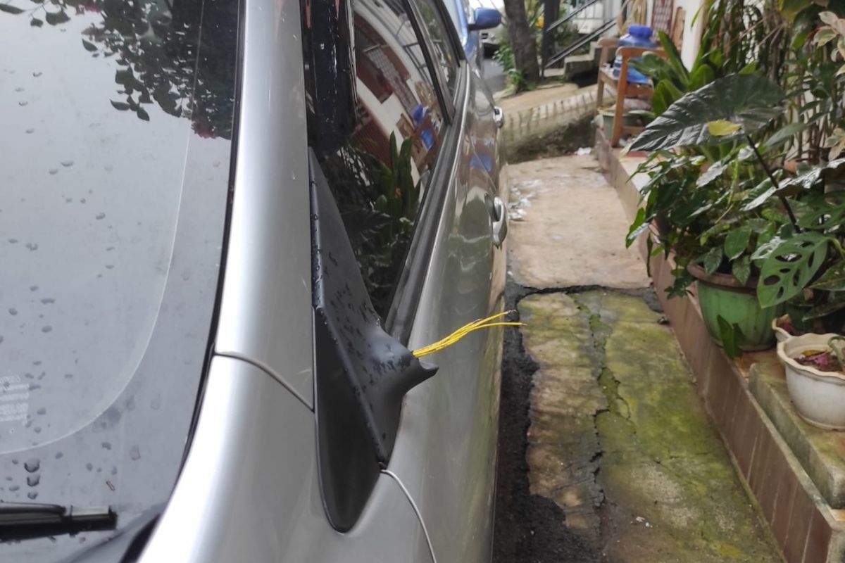 Spion mobil warga perumahan Deplu Jalan Abdul Majid Dalam, Cipete Selatan, Cilandak, Jakarta Selatan, dicuri, pada Selasa (18/1/2022) dini hari.