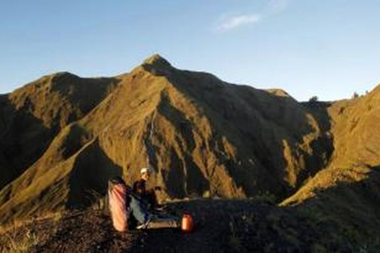 Tim Ekspedisi Cincin Api Kompas beristirahat di punggungan menuju posko empat jalur Doropeti ke arah puncak Gunung Tambora di Nusa Tenggara Barat, Juni silam. 