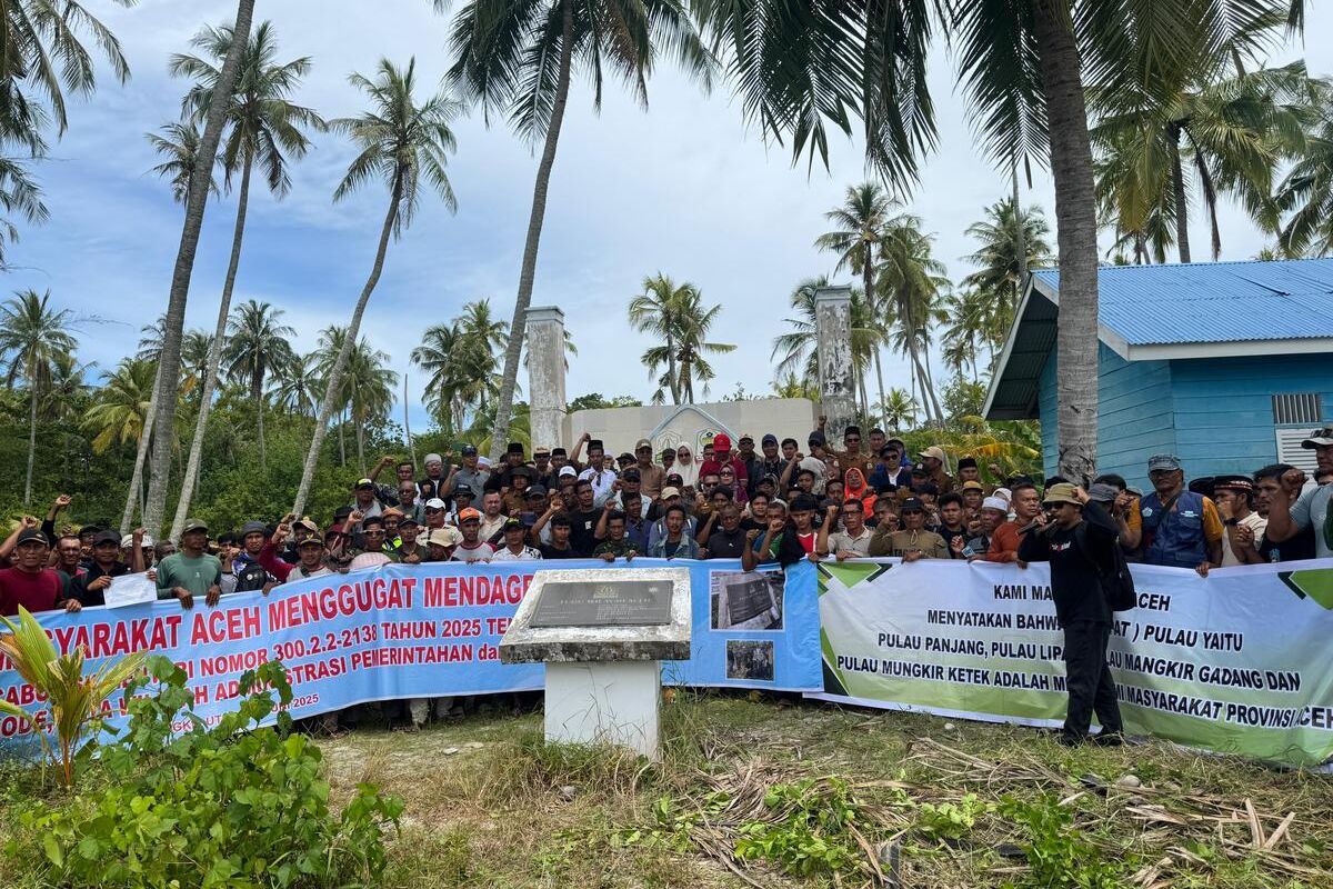 Anggota DPD RI asal Aceh bersama masyarakat, nelayan, tokoh adat, hingga akademisi berkumpul di gugusan empat pulau untuk melakukan deklarasi bahwa 4 pulau yang masuk wilayah Sumut adalah milik Aceh.