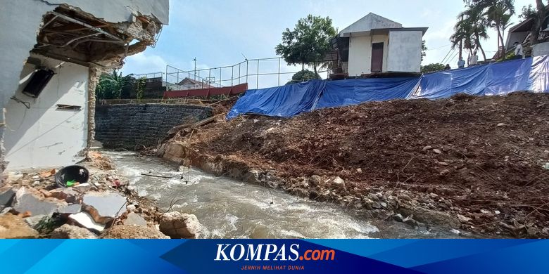 Material Longsor Berhasil Dikeruk, Air Kali Tak Lagi Meluap Ke Permukiman Warga di Ciputat - Vimarsana News