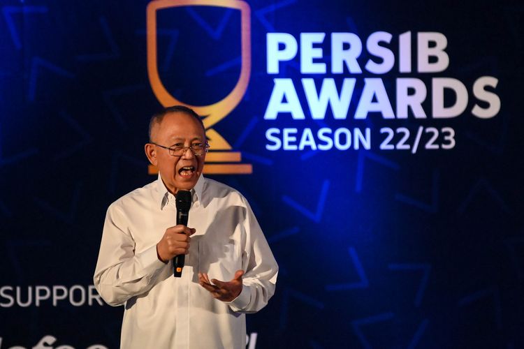 Dada Rosada mantan Ketua Umum Persib tahun 2003-2008 sekaligus mantan Wali Kota Bandung 2003-2013 mendapatkan penghargaan Lifetime Achievement dalam Persib Awards 2022-2023, Kamis (13/4/2023) di GOR C-Tra Arena Bandung.
