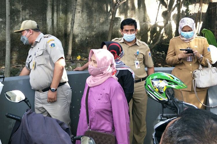 Pemerintah Kota (Pemkot)  Jakarta Selatan meninjau langsung sejumlah ruko yang berdiri di atas saluran air di Kemang Utara, Bangka, Mampang Prapatan, yang diduga menjadi penyebab terjadinya banjir. 