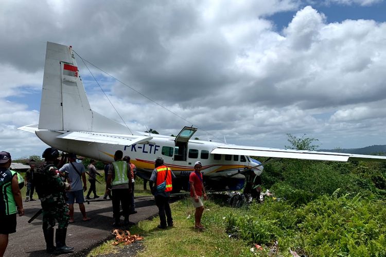 Pesawat Asian One Air PK-LTF tergelincir di Bandara Kenyam, Distrik Kenyam, Kabupaten Nduga, Papua Pegunungan, Senin (9/10/2023) pukul 11.30 WIT