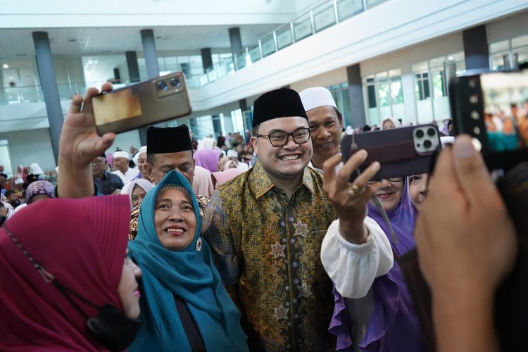 Bupati Kediri Hanindhito Himawan Pramana atau Mas Dhito berfoto bersama jemaah haji Kabupaten Kediri pada tasyakuran haji di Convention Hall Simpang Lima Gumul (SLG), Kabupaten Kediri, Jawa Timur, Jumat (16/8/2024)