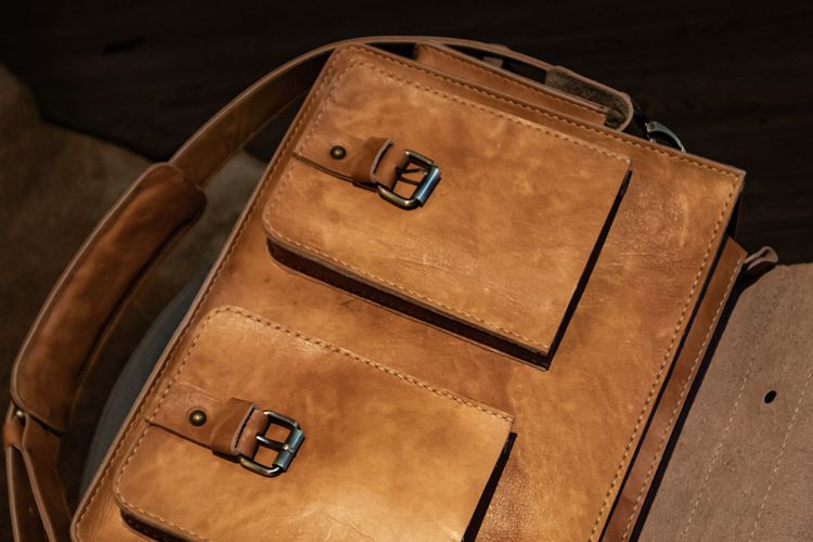 Tas kulit dari merek Akar - Never Forget Your Roots.