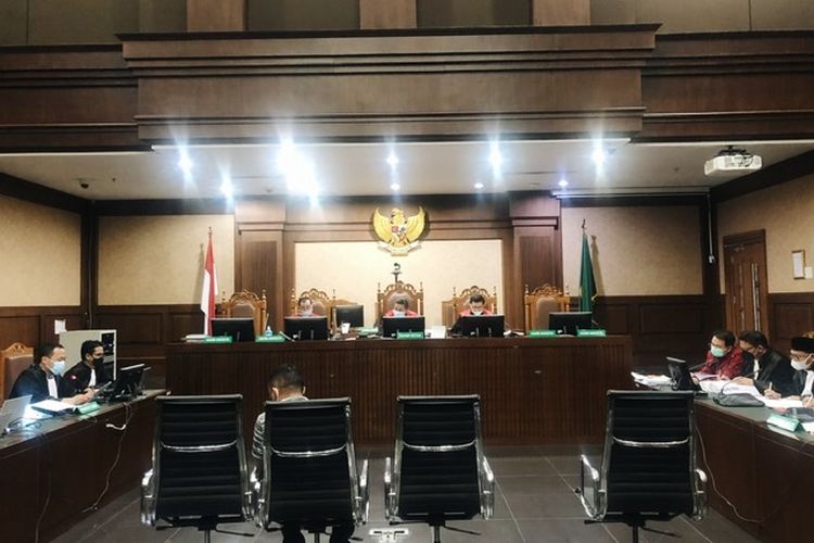 Pengacara Maskur Husain yang dihadirkan sebagai saksi untuk terdakwa dugaan suap pengurusan perkara di KPK, mantan Wakil Ketua DPR, Azis Syamsuddin. Sidang berlangsung di Pengadilan Tindak Pidana Korupsi (Tipikor) Jakarta, Senin (20/12/2021). 