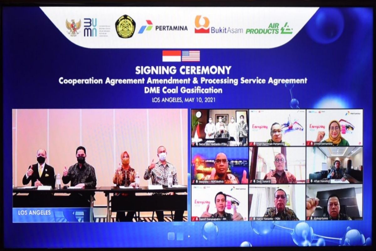 CEO Subholding Pertamina Patra Niaga Alfian Nasution, Chief Operating Officer Of Air Products And Chemical Inc Samir J Serhan, dan Direktur Pengembangan Usaha PTBA Fuad I Z Fachroeddin melakukan penandatanganan Processing Service Agreement DME Goal Gasification yang dilakukan secara online, Selasa (11/5/2021).