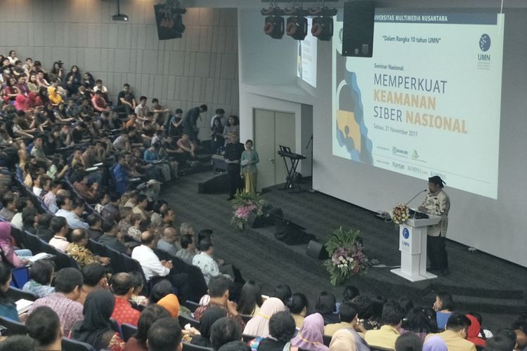 Rektor Universitas Multimedia Nusantara Ninok Leksono saat membuka Seminar Nasional 10 Tahun UMN bertajuk Memperkuat Keamanan Siber Nasional di kampus UMN, Serpong, Tangerang, Banten, Selasa (21/11/2017).