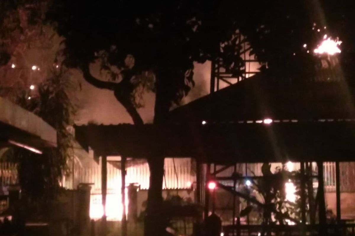 Kios bensin eceran dan sebuah saung di Jalan Wisma Jaya, RT 06, RW 011, Keluraham Rawamangun, Kecamatam Pulogadung, Jakarta Timur, hangus terbakar, Sabtu (2/11/2019) malam.