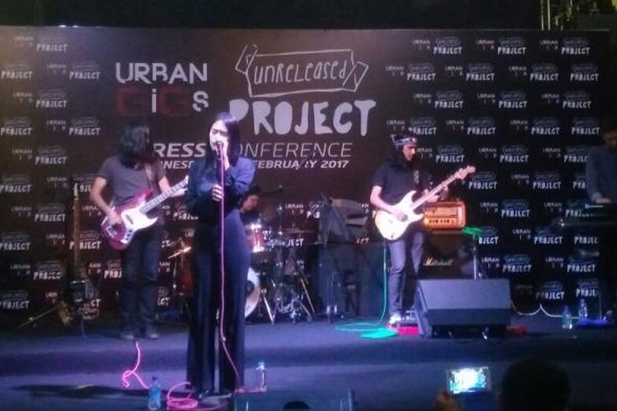 Kelompok Penerbang Roket X Kimokal tampil di sela jumpa pers gelaran Urban Gigs di Foundry 8, SCBD, Jakarta Selatan, Rabu (22/2/2017). Kolaborasi mereka tercetus dalam program Unreleased Project gelaran Urban Gigs 2017.