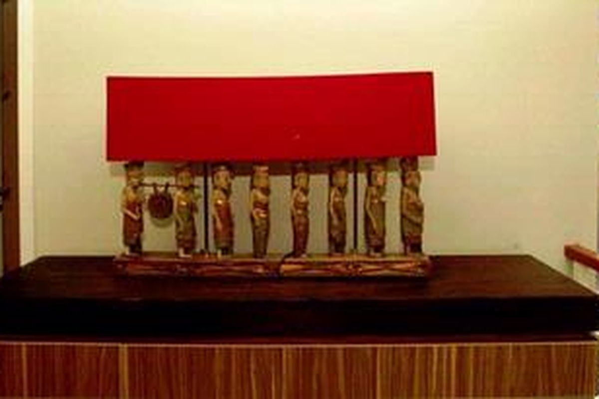 Area sudut juga tampil maksimal dengan meletakkan meja ditambah benda-benda seni seperti patung-patungan kayu tradisional. Sudut ini berada di depan kamar tidur dan berdekatan dengan ruang keluarga.