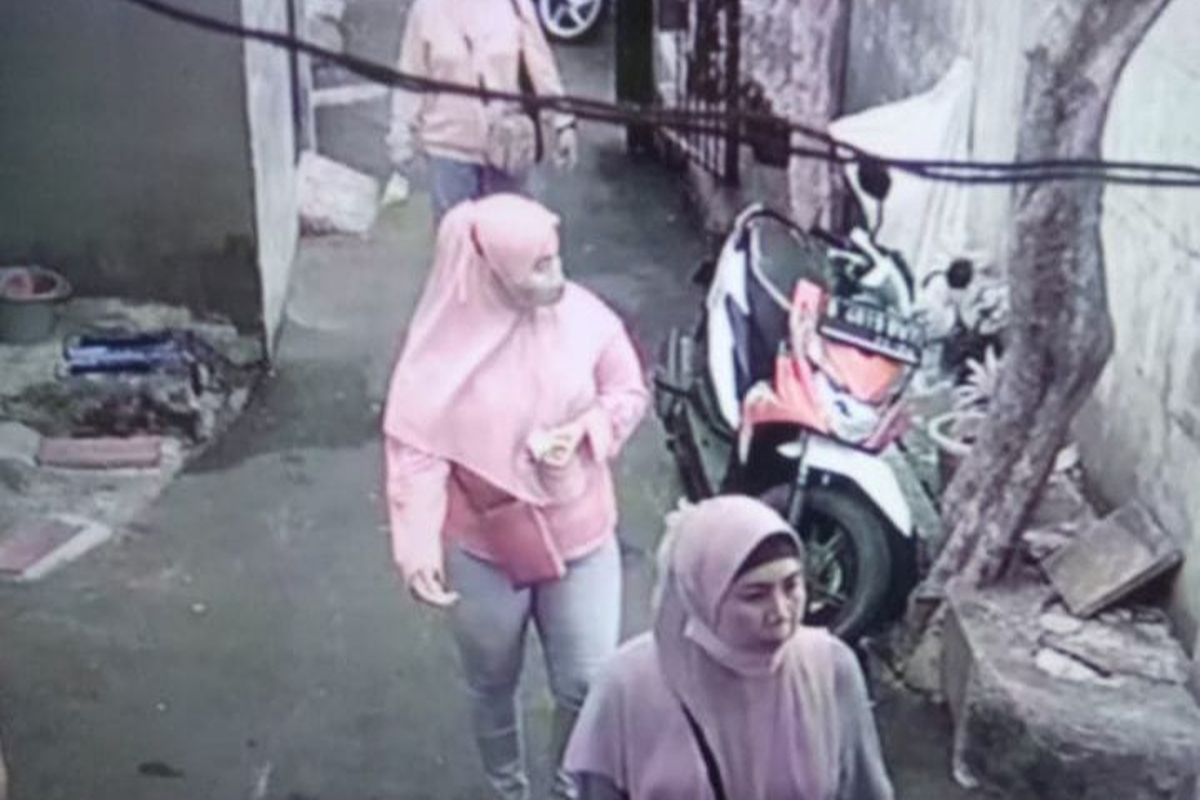 Rekaman CCTV wajah 3 pelaku pencurian dengan cara hipnotis dan mpdus penawaran cicilan set rop box di Cengkareng, Jakarta Barat, pada Selasa (8/11/2022).
