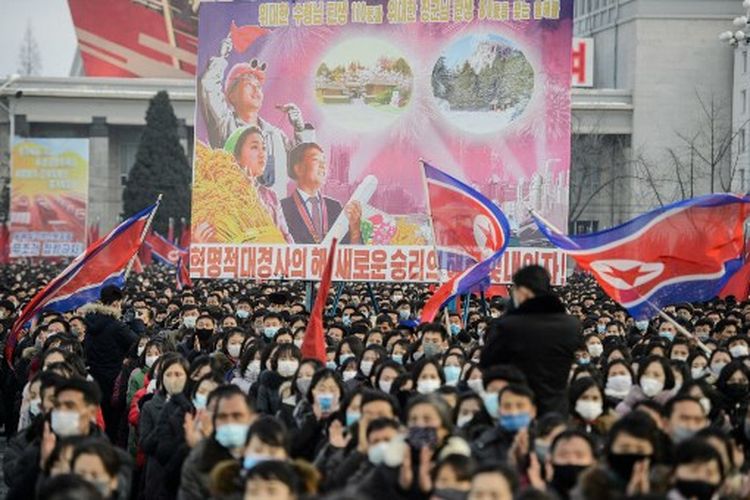 Dalam gambar yang diambil pada 5 Januari 2022, orang-orang mengambil bagian dalam rapat umum untuk melaksanakan keputusan Rapat Pleno ke-4 Komite Sentral ke-8 Partai Buruh Korea, di Lapangan Kim Il Sung di Pyongyang.