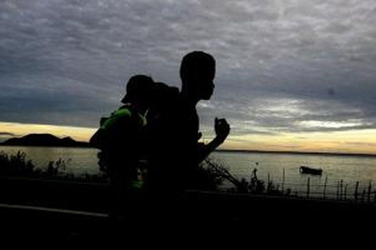 Para peserta lomba lari Trans Sumbawa dalam rangkaian Tambora Challenge 2015 lintasi pesisir Poto Tano, Sumbawa, NTB, Rabu (8/4/2015). Lomba lari yang diikuti 8 peserta dengan 25 pelari pendamping ini dilepas dari Poto Tano dan finis di Doro Ncanga yang berjarak sekitar 320 kilometer.