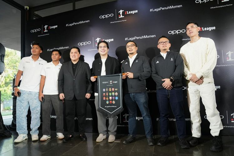 Ketua Umum PSSI Erick Thohir, VP OPPO Indonesia Patrick Owen dan Sadikin Aksa, Direktur Bisnis dan Komersial iLeague resmikan kerja sama OPPO x BRI Super League bersama football enthusiast. 