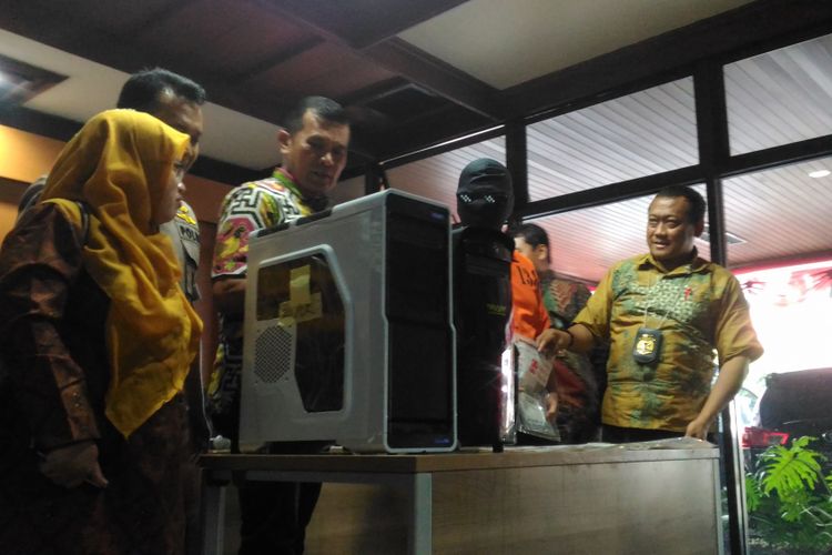 Bareskrim Polri menunjukkan sejumlah alat bukti yang digunakan salah satu tersangka kasus peretasan terhadap Pengadilan Negeri Unaaha, Sulawesi Tenggara di Jakarta, Jumat (9/11/2018). 