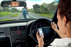 Tak Hanya Berbahaya, Menyetir Sambil Bermain Ponsel juga Bisa Didenda