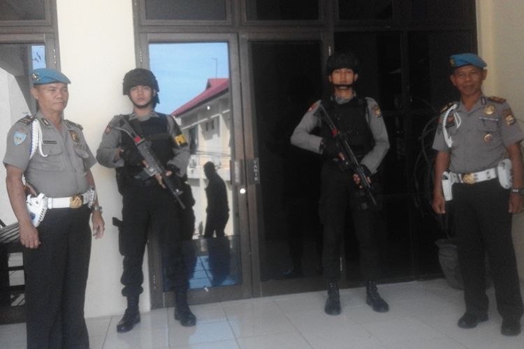 Anggota polisi menjaga ruang aula Mapolda Bengkulu tempat dilakukannya pemeriksaan terhadap puluhan pejabat Pemprov Bengkulu dan pihak swasta terkait suap terhadap Gubernur Bengkulu, Ridwan Mukti