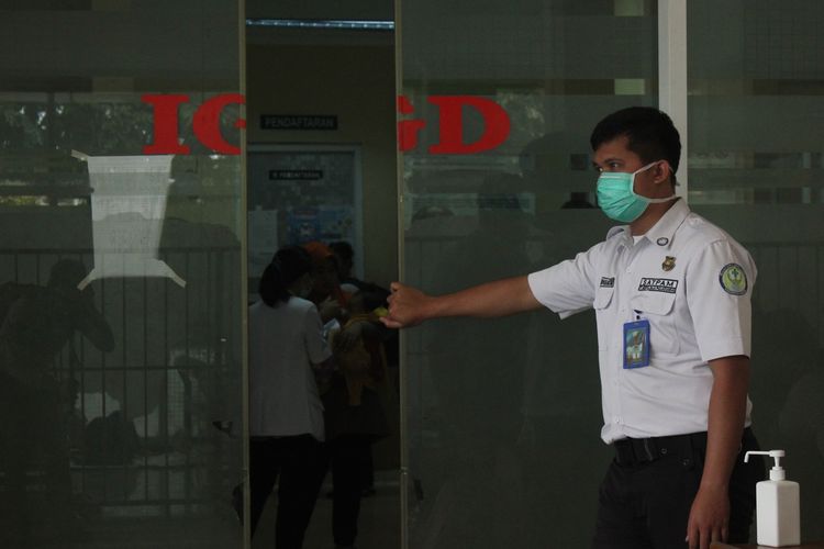 Seorang pasien RSUD Sayang Cianjur, Jawa Barat dimasukkan ke ruang isolasi karena menderita gejala demam, batuk dan sesak. Namun, tim dokter menyebutkan, sejauh ini tidak ada indikasi ke arah pasien suspect virus corona.