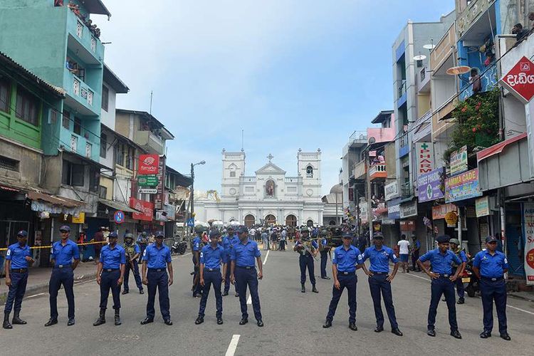 Petugas melakukan penjagaan pasca-ledakan yang menimpa Gereja St Anthony di Kochchikade, Kolombo, Minggu (21/4/2019). Jumlah korban tewas dalam ledakan yang menimpa sejumlah gereja dan hotel di Sri Lanka sudah mencapai 52 orang, belum dipastikan penyebab dan pelaku peledakan tersebut.