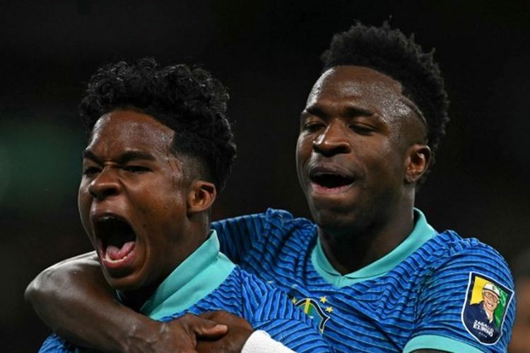 Striker Brasil, Endrick, berselebrasi bersama rekan setimnya, Vinicius Junior, seusai mencetak gol dalam laga persahabatan yang mempertemukan Inggris vs Brasil di Stadion Wembley pada 23 Maret 2024.