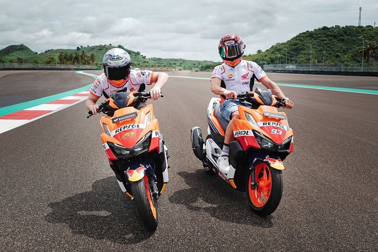 Dua pebalap Repsol Honda Marc Marquez dan Pol Espargaro menjajal Sirkuit Mandalika, Lombok, jelang tes resmi. 