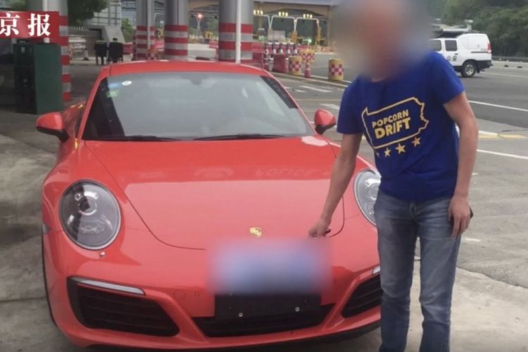 Zhu, pengusaha muda asal Zhejiang, China, didenda dan SIM-nya dicabut sementara akibat mengendarai mobil dengan pelat nomor sementara yang sudah lewat masa berlakunya.