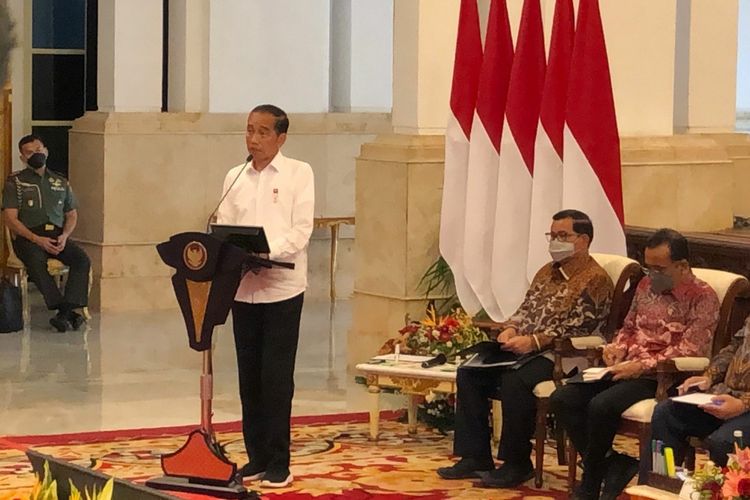 Presiden Joko Widodo menberikan sambutan pada rapat pengendalian inflasi bersama kepala daerah di Istana Negara, Senin (12/9/2022).