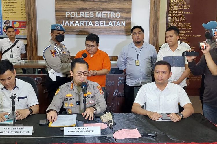 Sopir Fortuner Giorgio Ramadhan saat ditetapkan sebagai tersangka di Polres Metro Jakarta Selatan, Senin (13/2/2023) 