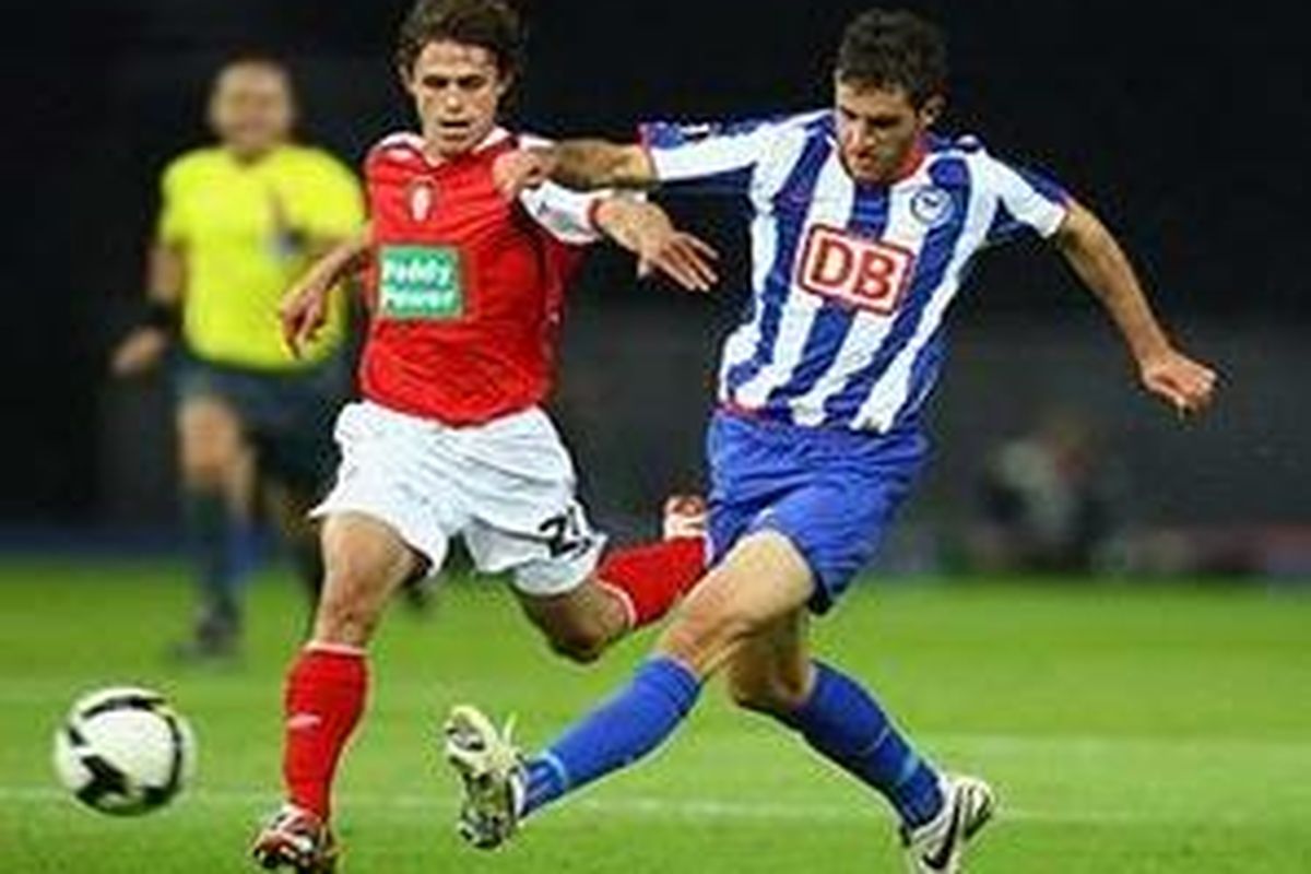 Pemain St. Patricks, Ryan Guy (kiri) berebut bola dengan pemain Hertha Berlin, Maximilian Nicu pada laga Piala UEFA, Selasa (16/9). Hertha menang 2-0.