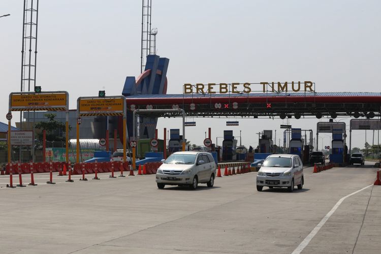 Sejumlah kendaraan melintas di Gerbang Tol Brebes Timur, Jawa Tengah, Sabtu (2/6/2018). Perawatan dilakukan guna persiapan arus mudik 2018. Ruas Tol Pejagan-Pemalang seksi II dan IV (Brebes Timur-Pemalang) siap diujicoba beroperasi sehingga dapat digunakan pada arus mudik lebaran 2018.