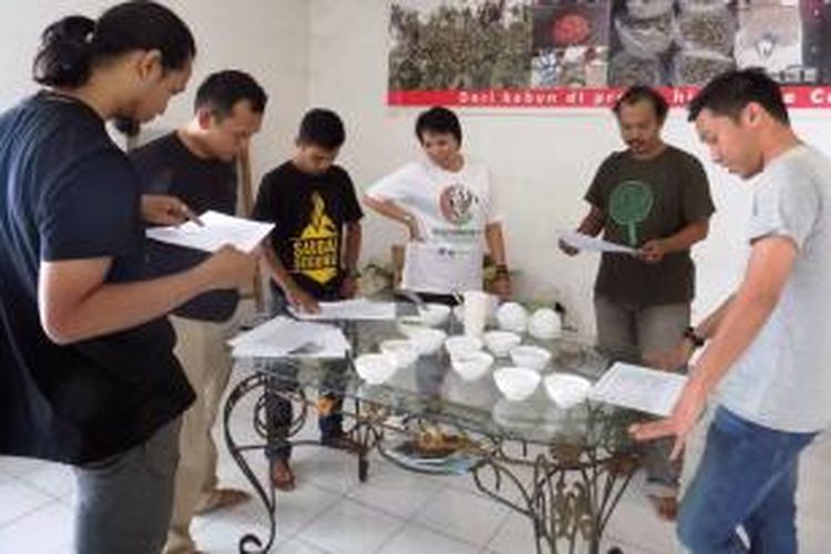 Tes Cupping di Markas Kopi Tao. Jimmy Panjaitan (kedua dari kanan) bersama penggiat dan penikmat kopi di Kota Medan, Sumatera Utara.