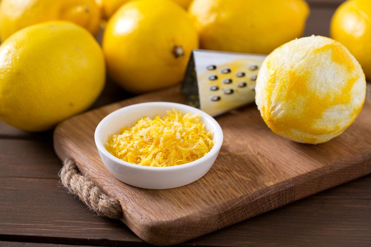 Ilustrasi lemon zest atau kulit lemon parut. 